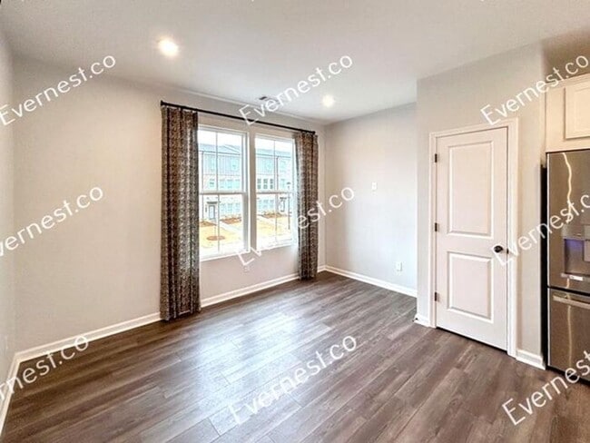 Building Photo - Spacious & Bright 3-Bedroom Townhome with ...