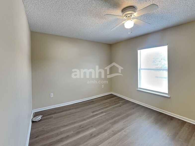 Building Photo - 11484 Brian Lakes Dr N