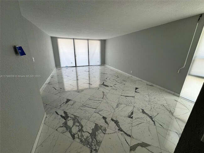 Building Photo - 4800 Bayview Dr