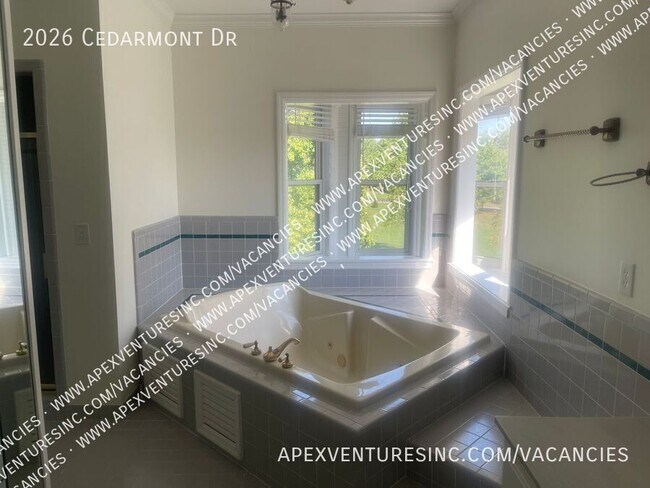 Building Photo - 2026 Cedarmont Dr
