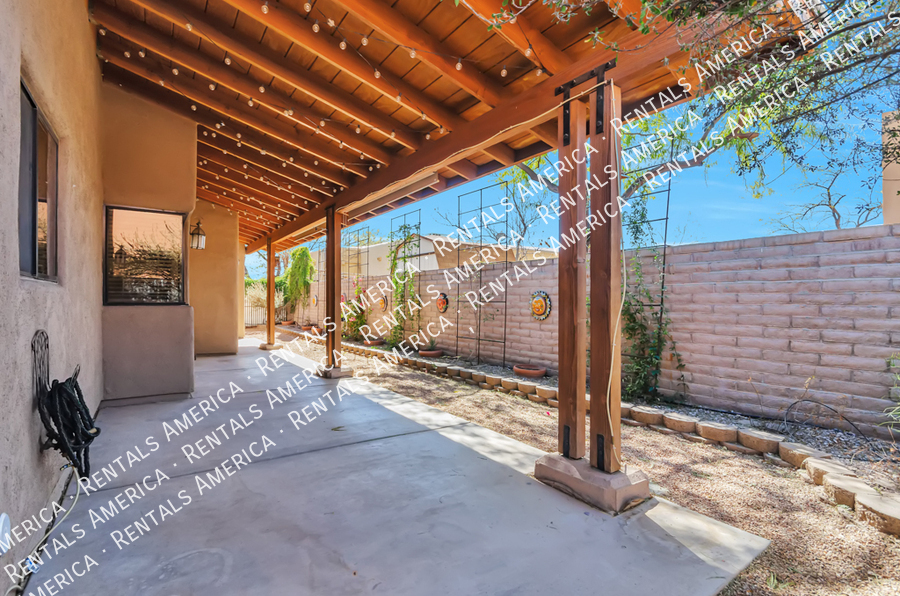 Building Photo - 1711 N Baxter Dr