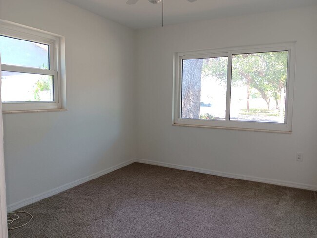 Building Photo - Big family room, granite & stainless kitch...