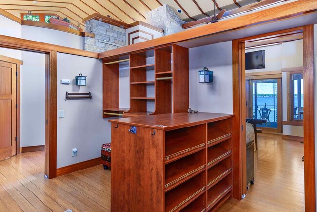 Building Photo - Lake Mendota Dream Home in Desirable Sprin...