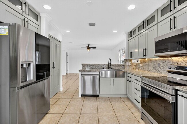 Building Photo - 8225 Pelican Harbour Dr