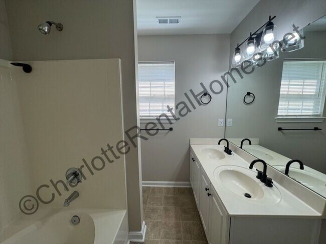 Building Photo - Beautiful 3 bedroom 2 bathroom home in Cha...