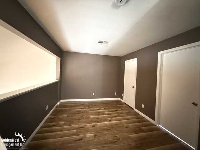 Building Photo - Beautifully Maintained 2Bdm 2Ba Two-story ...
