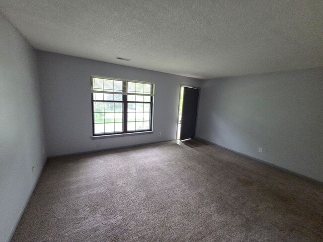 Building Photo - Updated 2 Bedroom / 1 Bathroom in Lee's Summit!!