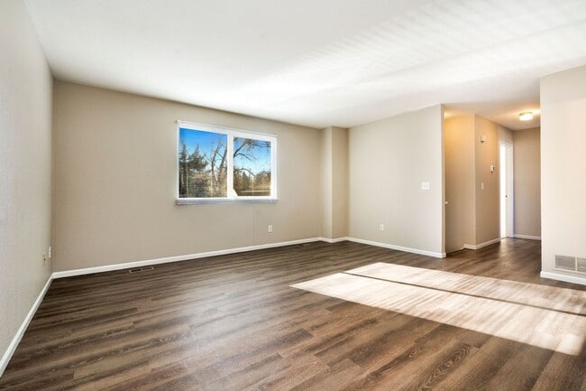 Building Photo - Updated 5 Bed 2 Bath House Near Old Town!