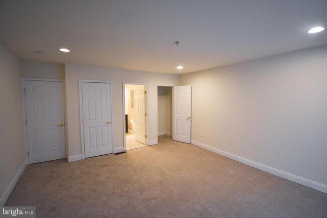 Building Photo - 13 S St NE