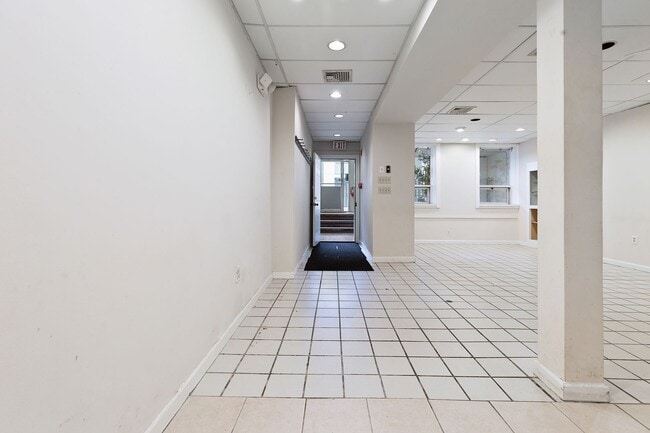 Building Photo - 277 Crown St