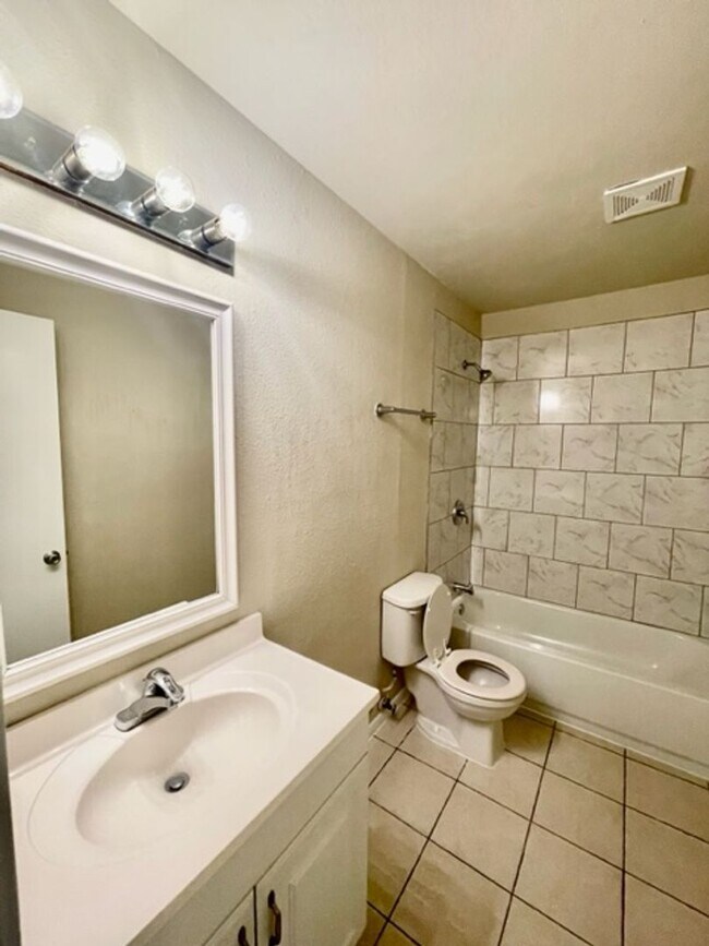 Building Photo - 1500 Lake Shore Dr