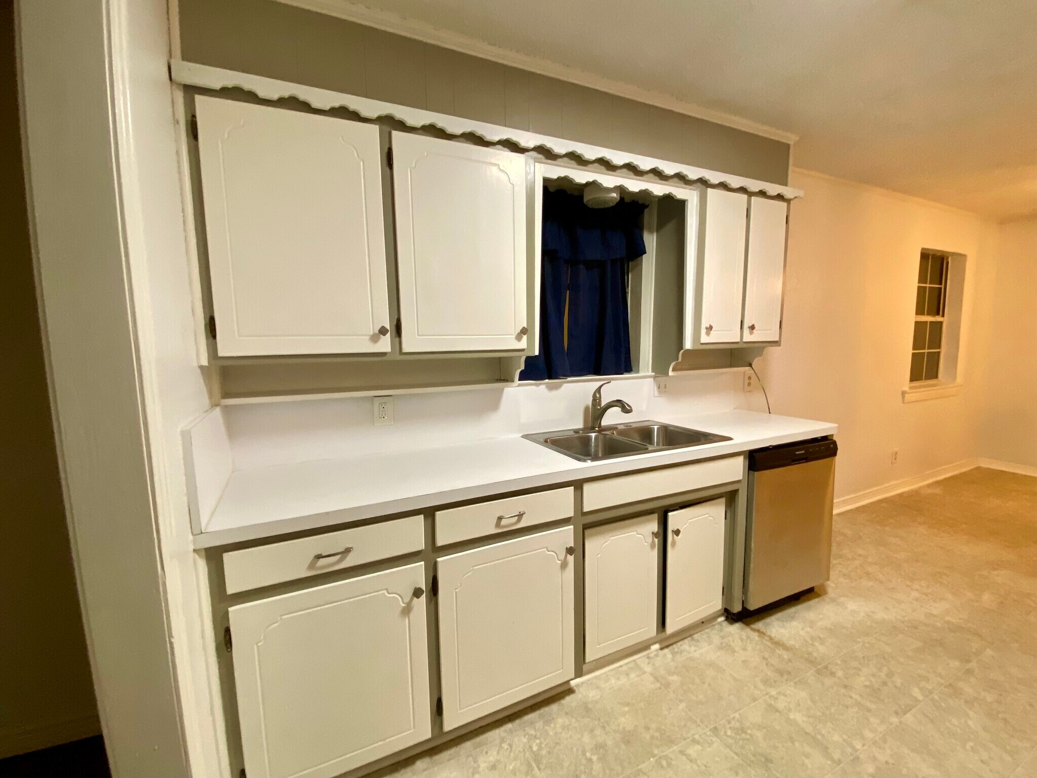 Building Photo - 613 NW Sandra Ln