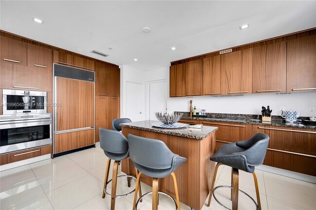 Building Photo - 15901 Collins Ave