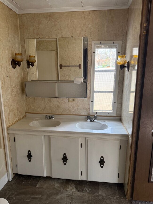 Building Photo - 14 Peach Orchard Rd