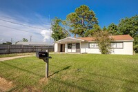 Building Photo - Cute 3 Bedroom Rental