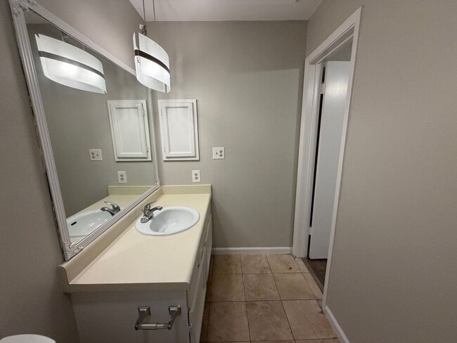 Building Photo - NICE 1 BR CONDO IN DESIRED GATED COMMUNITY*EASY ACCESS TO I35, 410, AND SHOPPING*APPLIANCES INCLU...