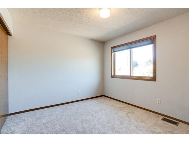 Building Photo - 2458 Crestwood Dr