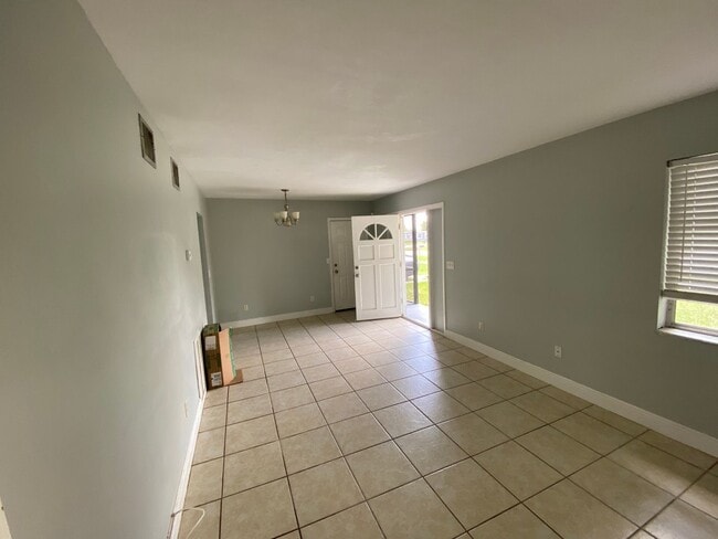 Building Photo - Three bedrooms one bath Deltona