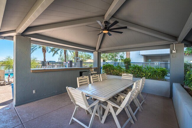 Building Photo - 945 E Playa Del Norte Dr