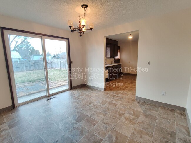 Building Photo - 708 N Rd 34