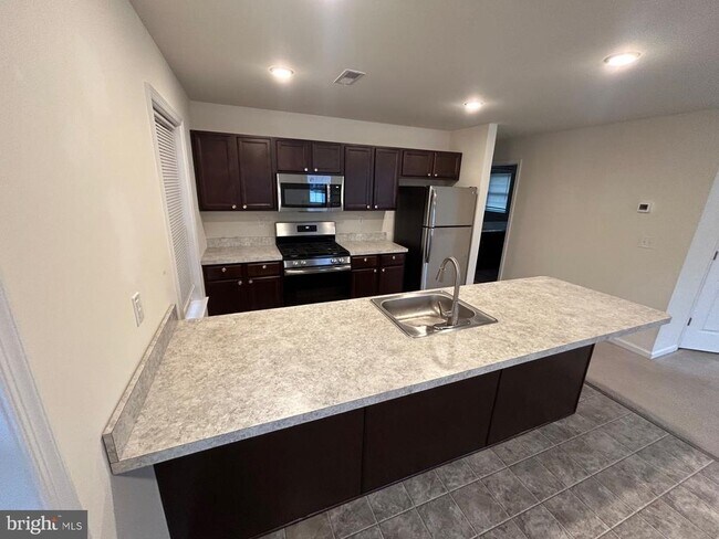 Building Photo - 414 W 7th St