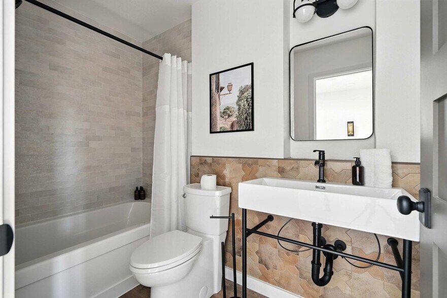 Building Photo - 925 NE 23rd Ave