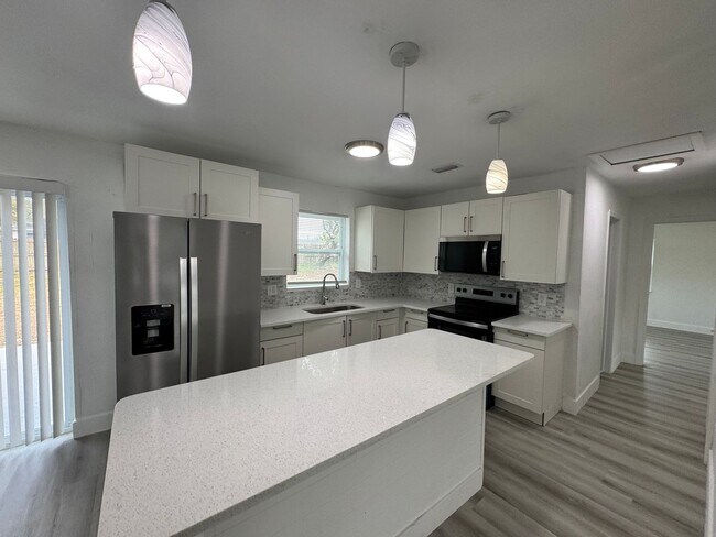 Building Photo - Recently Renovated 4/2 Home with Open Layout & Huge Backyard