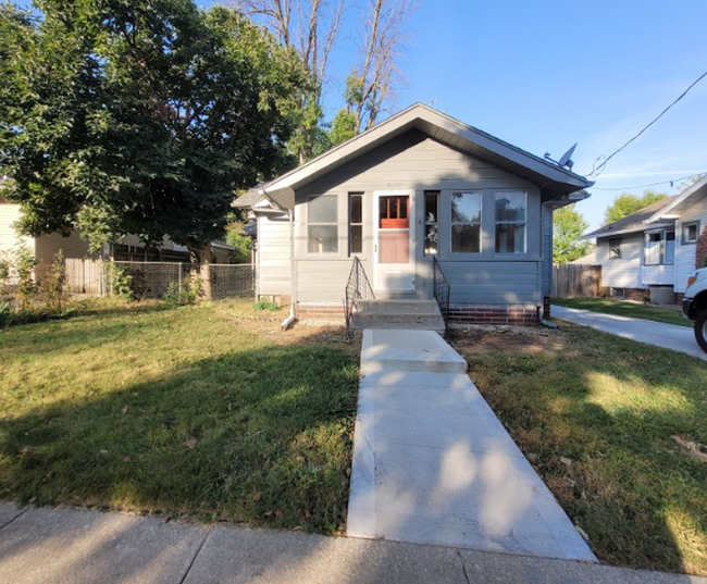 Building Photo - Two bedroom home, beautiful hardwood floors!