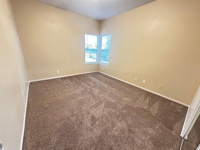 Building Photo - 3 Bedroom home in the beloved Joshua Tree area