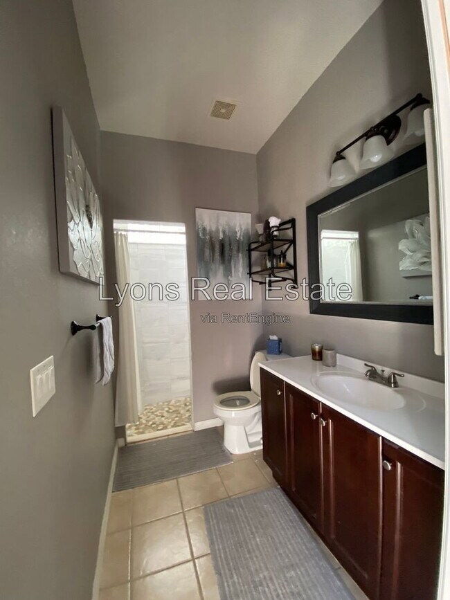 Building Photo - 324 Lomond Dr