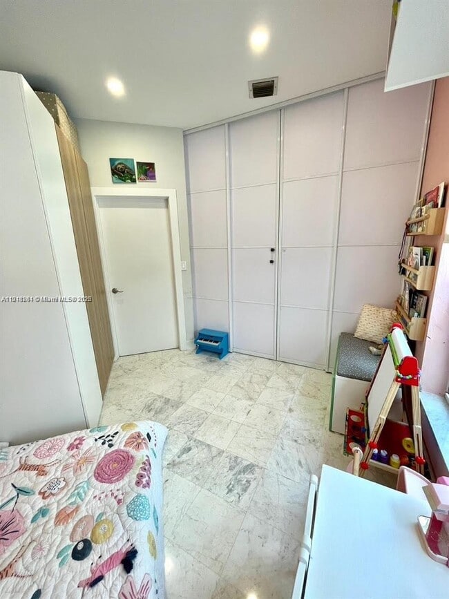 Building Photo - 3070 Allamanda St