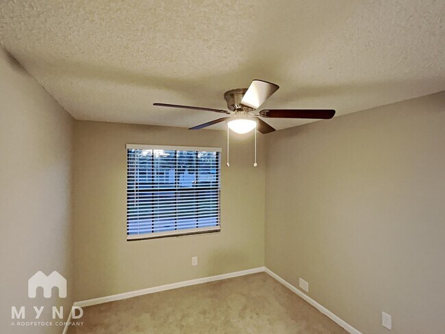 Building Photo - 632 Ephrata Dr