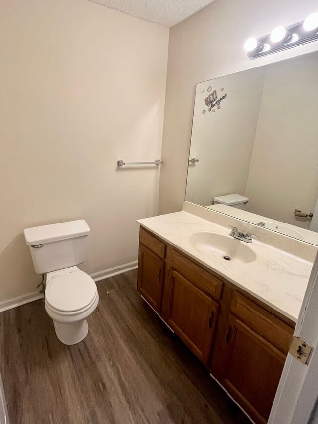 Building Photo - Two bedroom, one and a half bath duplex located near WKU