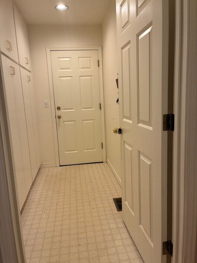 Building Photo - Arranmore 2 Bedroom with Den Available Now !