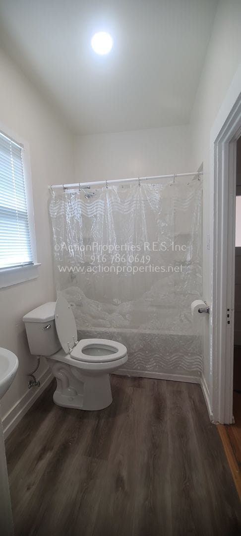 Building Photo - Updated 2 Bedroom 1 Bathroom, New Paint an...
