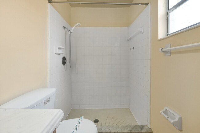 Building Photo - "Charming 2-Bed, 2-Bath Townhouse Retreat in Orlando's Heart - 1010 Sq Ft of Comfort!"
