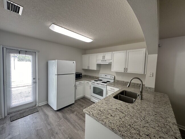 Building Photo - Beautiful Townhome
