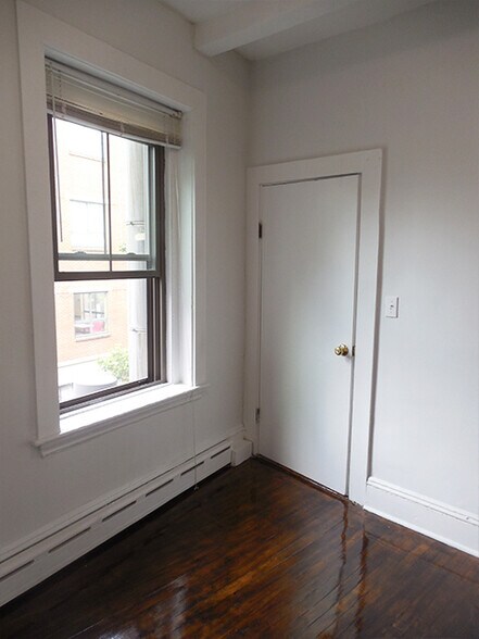 Building Photo - 113 Willow St