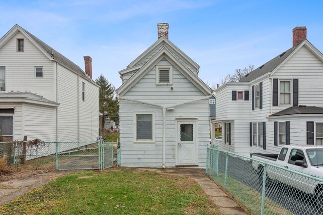 Building Photo - NORWOOD- Cute 2 bedroom 1.5 baths with fenced yard