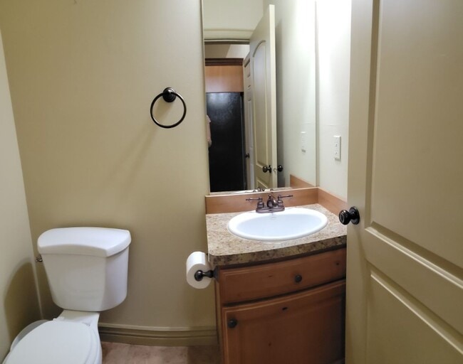 Building Photo - 3 bed, 2.5 bath townhome w/attached 2 car ...