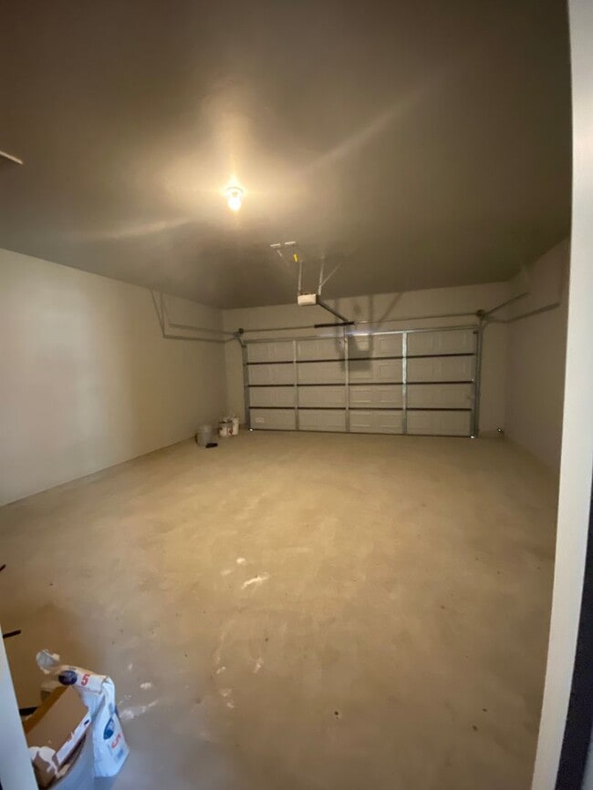 Building Photo - 3 bedroom and 2 bathroom duplex in El Reno!