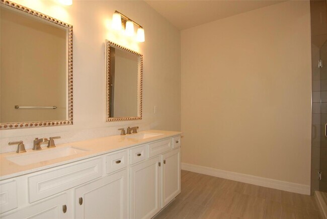 Building Photo - 4628 Pinehurst Trl E