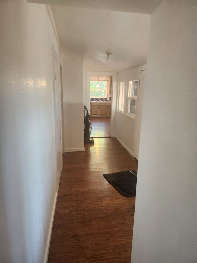 Building Photo - Beautiful 3 Bedroom/1 bathroom home with a...