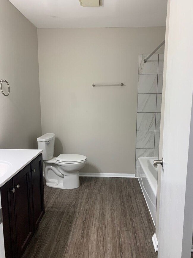 Building Photo - Charming Two-Bedroom one Bathroom Apartmen...