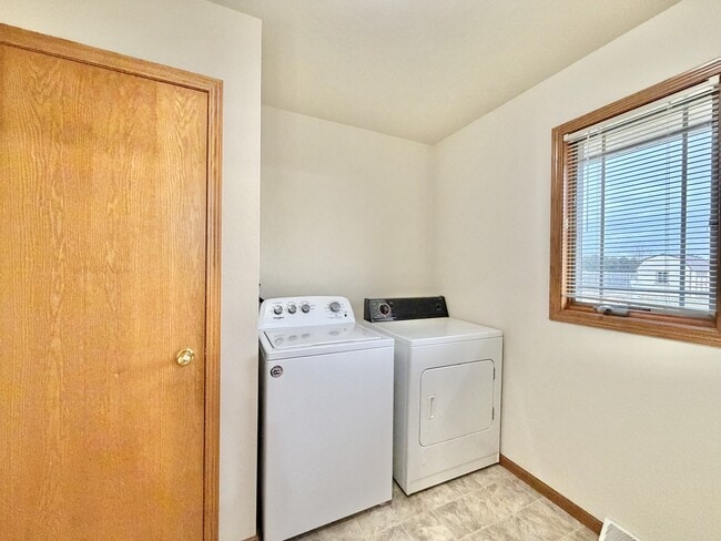 Building Photo - 2402 Stonefield Ln