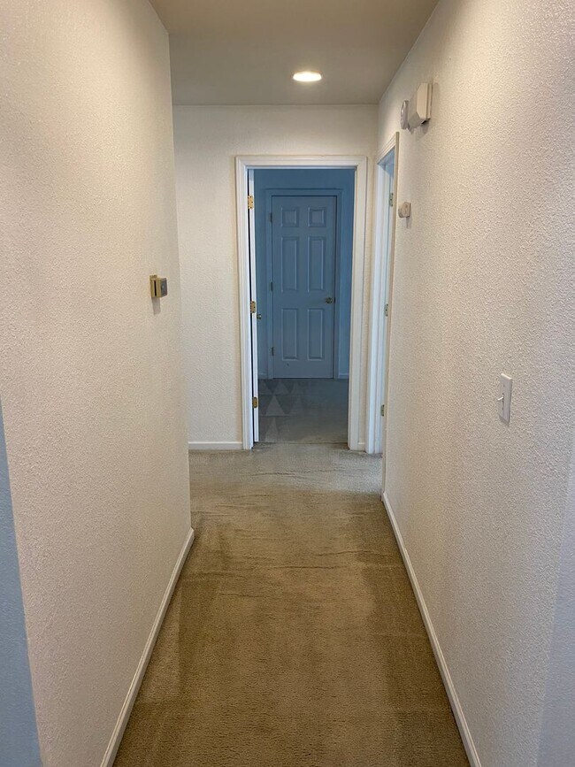 Building Photo - 3 bedroom/2 bathroom single family home!  ...