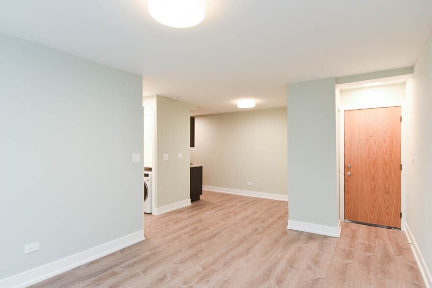 Building Photo - 450 W Barry Ave