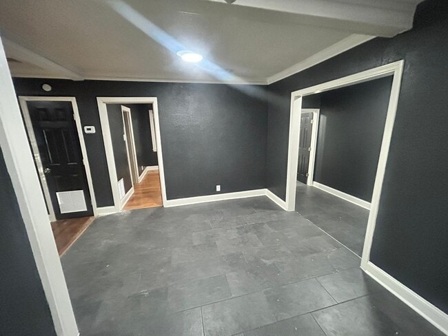 Building Photo - 697 N Holmes St