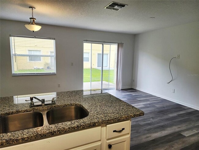 Building Photo - 701 Cresting Oak Cir