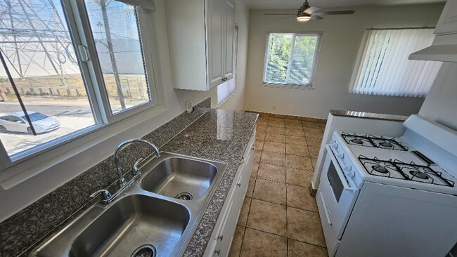 Building Photo - 3021 Carmona Ave